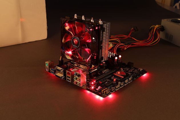 MSI B85M Night Elf płyta główna - podświetlenie LED