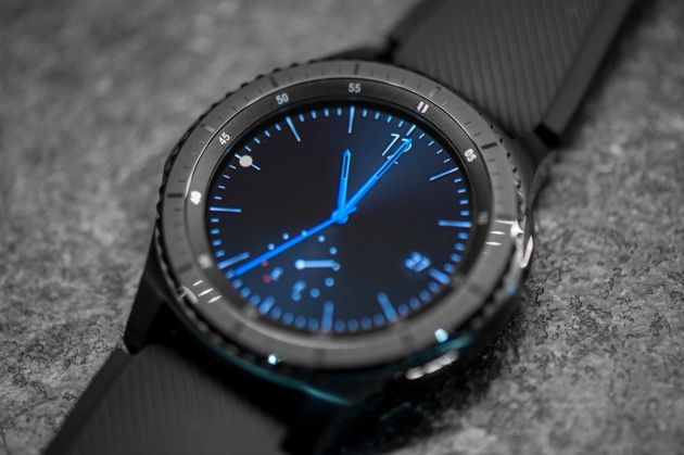Samsung Gear S3 frontier płasko na stole