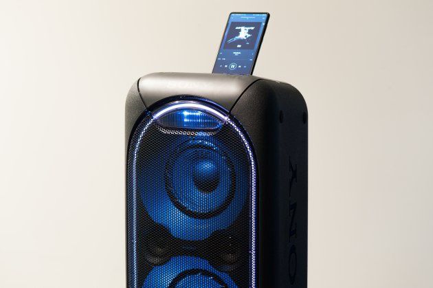 Sony GTK-XB60 ze smartfonem