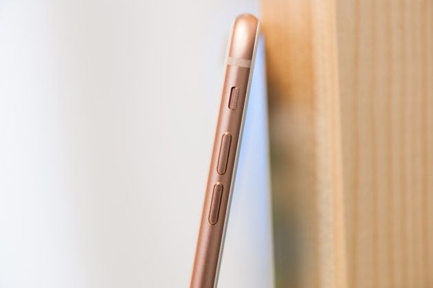 iPhone 8 Plus z boku