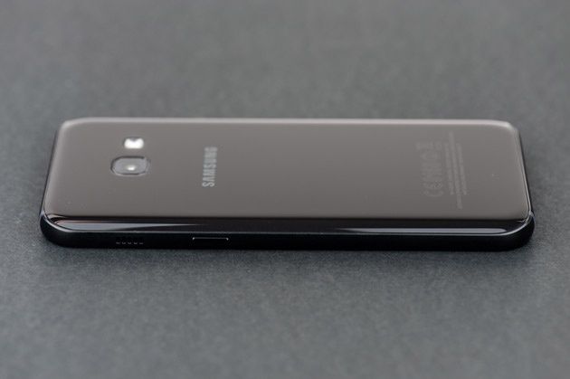 Samsung Galaxy A3 2017 - prawy bok