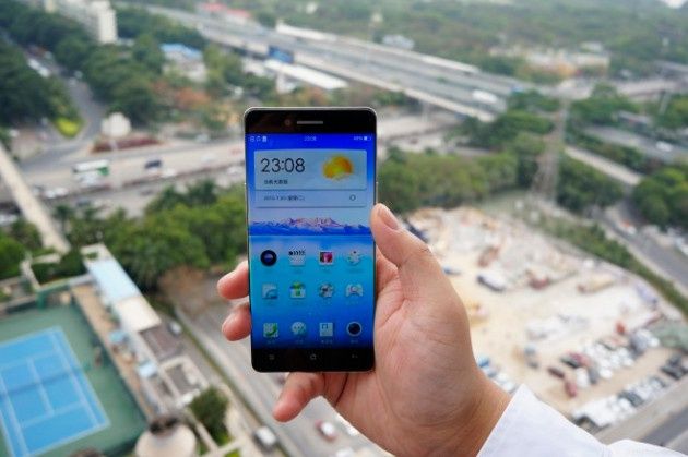 Oppo smartfon bez ramek