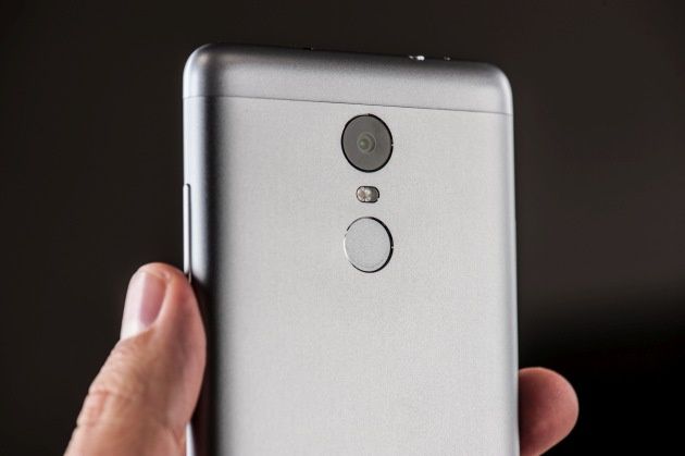 Xiaomi Redmi Note 3 tył w ręce