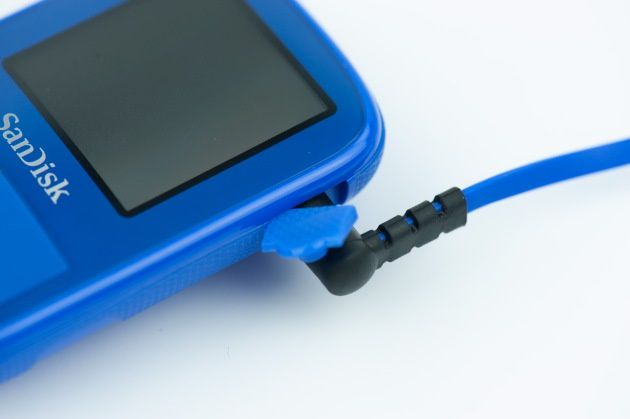 SanDisk Clip Sport Plus podłączone słuchawki