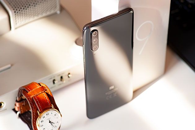 Xiaomi Mi 9 - szklana obudowa