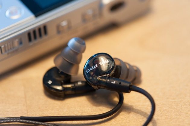 MEE Audio M6 Pro na stole
