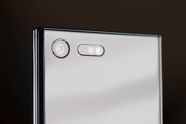 Sony Xperia X Compact  tył pod kątem