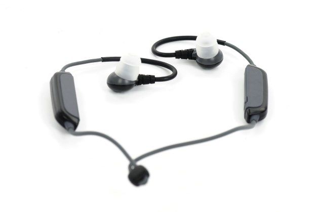 MEE Audio X8 na stole