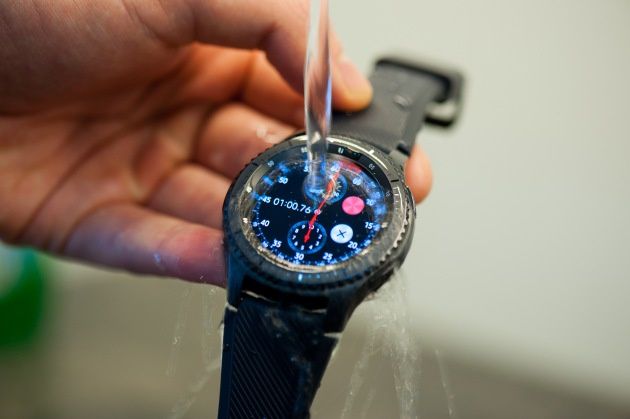 Samsung Gear S3 frontier pod strumieniem wody