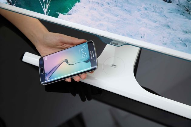 Samsung SE370 monitor - bezprzewodowe ładowanie