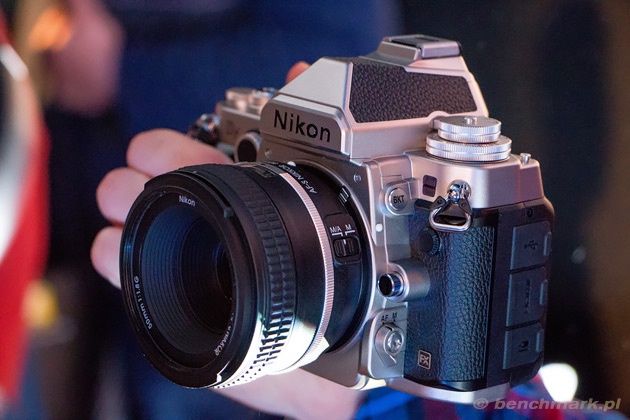 Nikon Df widok bok obiektyw 50 mm