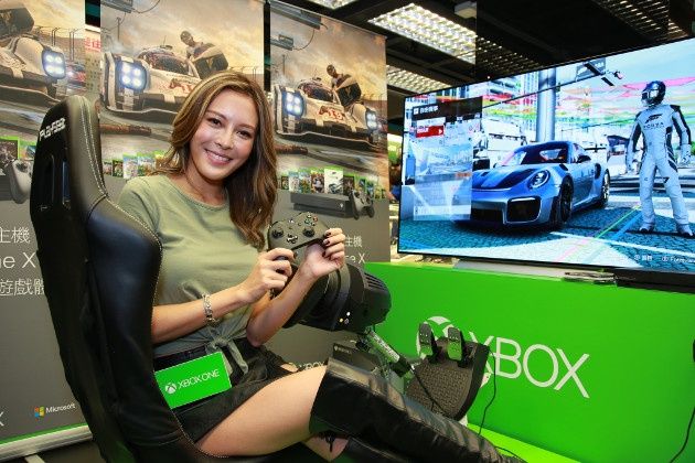 Xbox One X dziewczyna