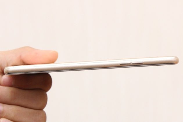 Oppo F1 smartfon bok