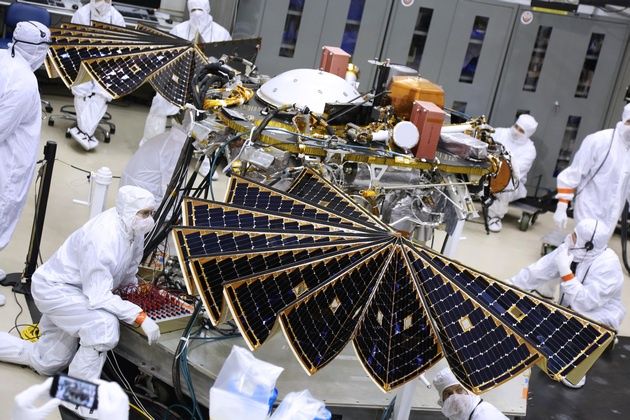 InSight częściowo rozłożone panele