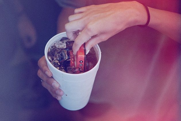 TheQ aparat cyfrowy kąpiel w coca-coli