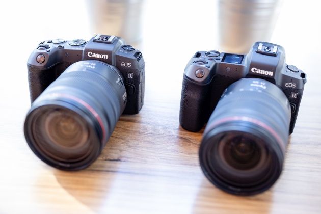Canon EOS RP i EOS R na stole