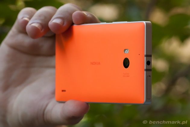 Nokia Lumia 930 w dłoni widok bok przód