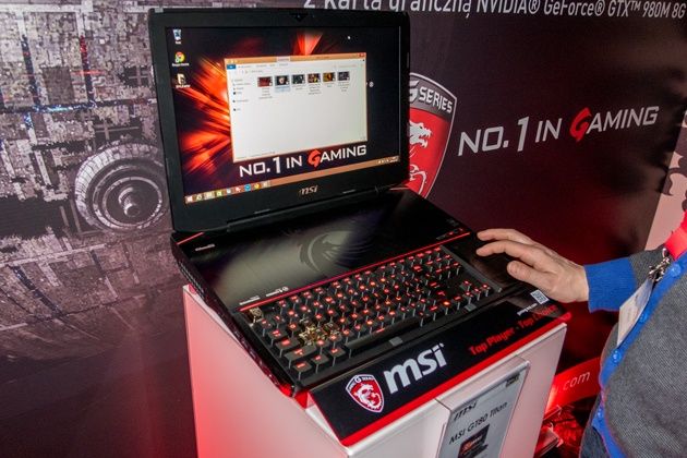 MSI GT80 Titan dłoń