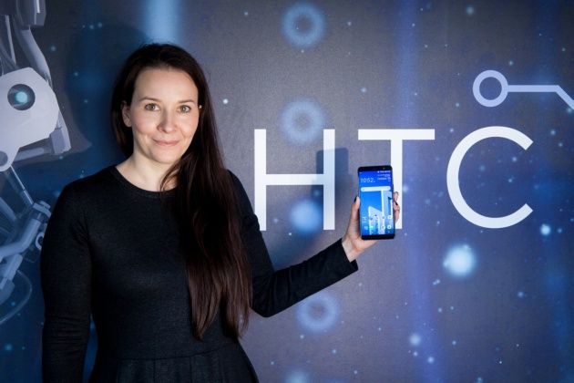 HTC U11+ w dłoni