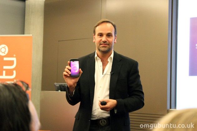 mark shuttleworth ubuntu phone os canonical londyn prezentacja ubuntu edge smatfon znak towarowy