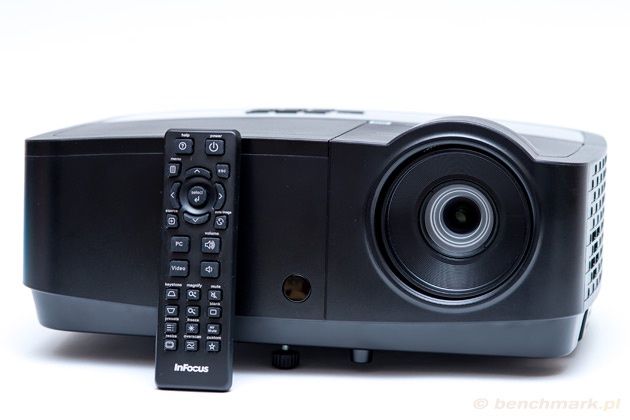 InFocus IN119HDx widok przód pilot i wysunięta nóżka