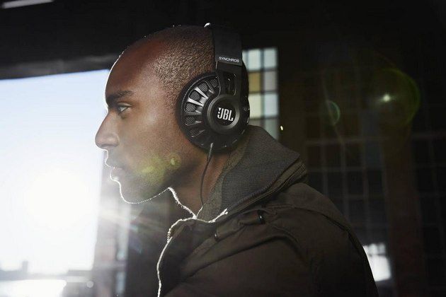 JBL Synchros S700 słuchawki założone