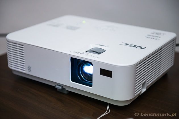 NEC V302H widok bok lampa