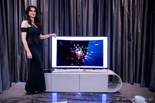 LG OLED zakrzywiony ekran Swarovski modelka