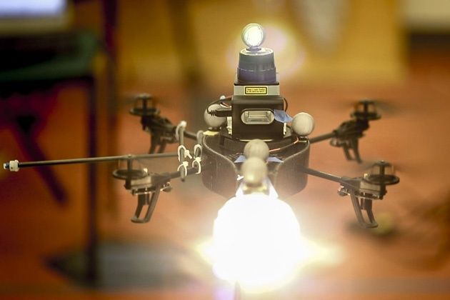 Autonomiczna lampa foto - dron