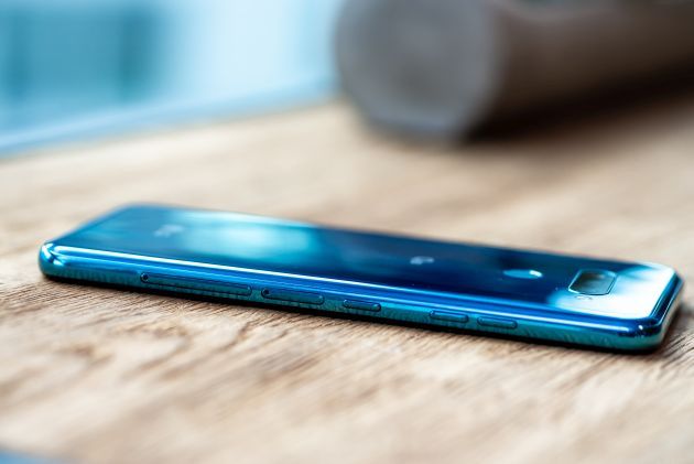 LG Q60 bok