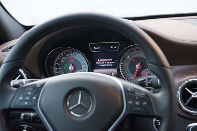Mercedes GLA 250 4MATIC - ekran informacyjny pomiędzy zegarami