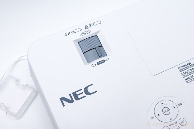 NEC V302H - pierścień zoom i ostrości