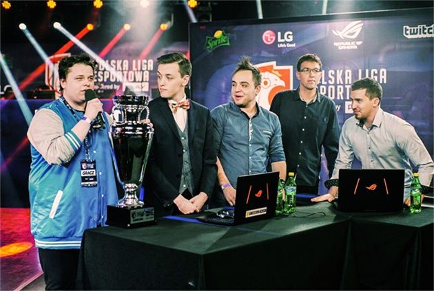 Illuminar Gaming z pucharem za zwycięstwo