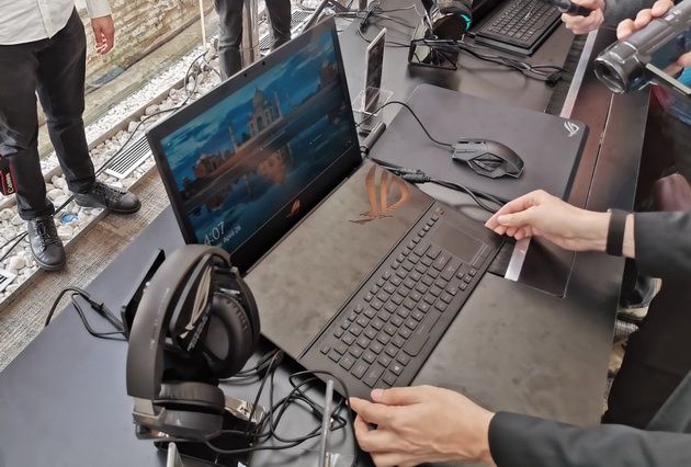 ASUS REDEFINE 2019 ROG - Mothership z dołączoną klawiaturą