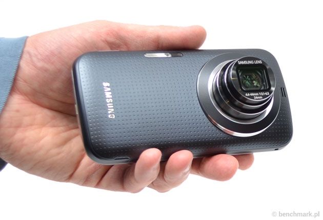 Samsung Galaxy K zoom w ręce