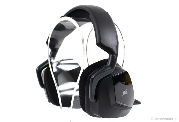 Corsair Void RGB Wireless - logo Corsair na muszlach