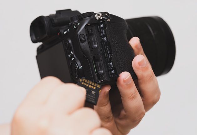 Sony A7 III sloty