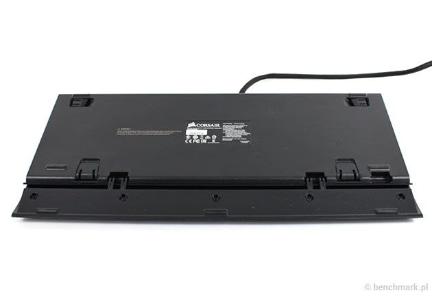Corsair K70 Rapidfire - spód klawiatury z dołączoną podkładką