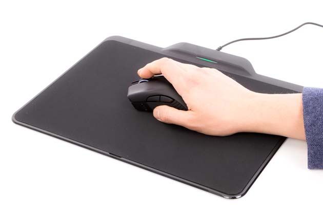 Razer Mamba Hyperflux + Firefly Hyperflux – dłoń na myszce