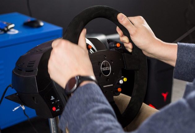 Thrustmaster Sparco R383 - ręce na kierownicy