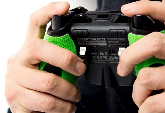 Razer Wildcat - ułożenie rąk na dodatkowych spustach
