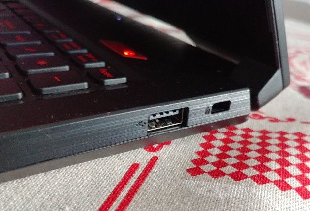 Asus FX503VD prawy bok