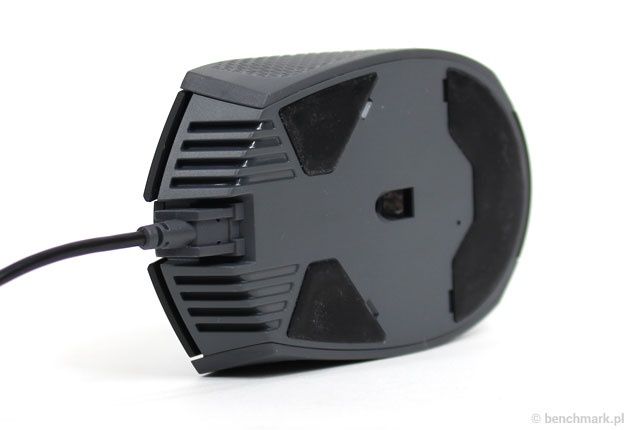 Corsair Katar - widok spodu myszki