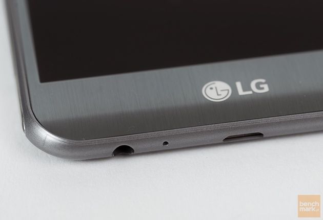 LG X Cam porty microUSB i słuchawkowy