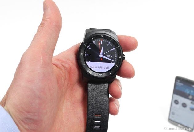 LG G Watch R w dłoni