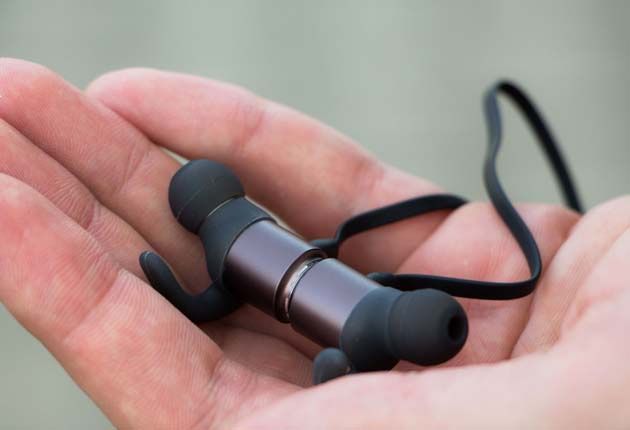 Snab OverTone EP-101M BT w dłoni