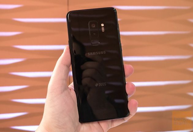 Samsung Galaxy S9+ w dłoni tylna ścianka