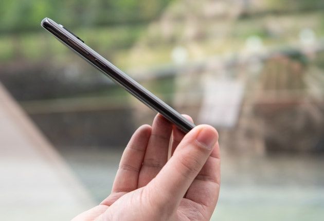 Motorola One Vision dłoń bok