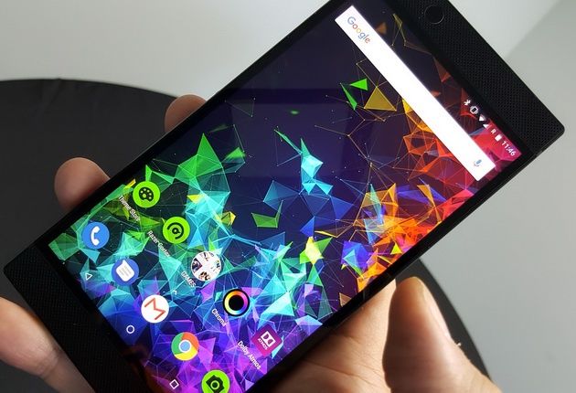 Razer Phone 2 - telefon w dłoni