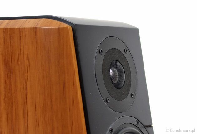 Edifier S1000 pod kątem
